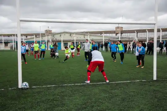 El fútbol femenino de Boca visitó a las internas de una cárcel de San Martín