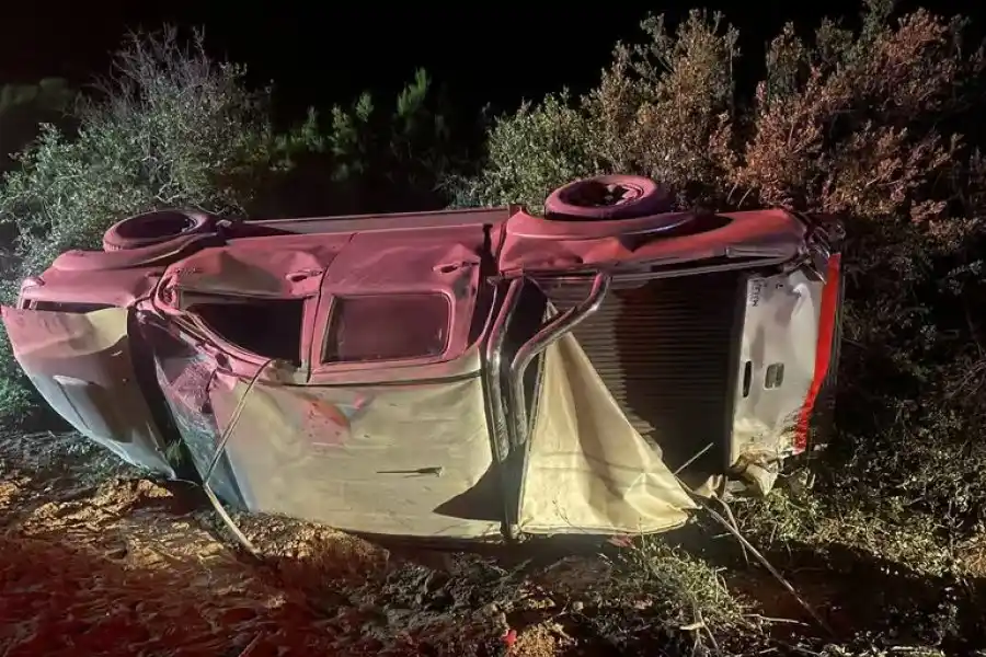 Un morterense perdió el control y terminó volcando con su Toyota Hilux