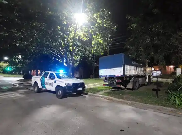 Robaron la moto de una casa y los atrapan con la batería de un camión en sus manos