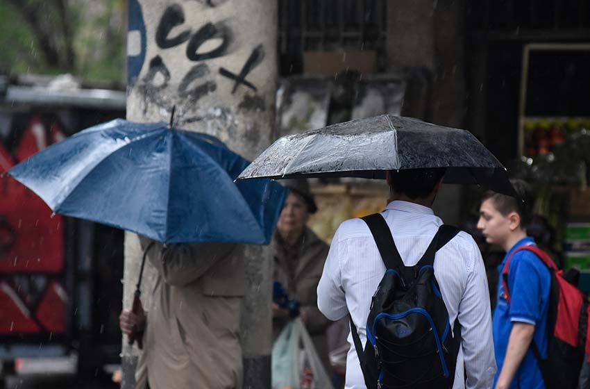 Rosario amaneció con lluvias y hay alerta por tormentas fuertes