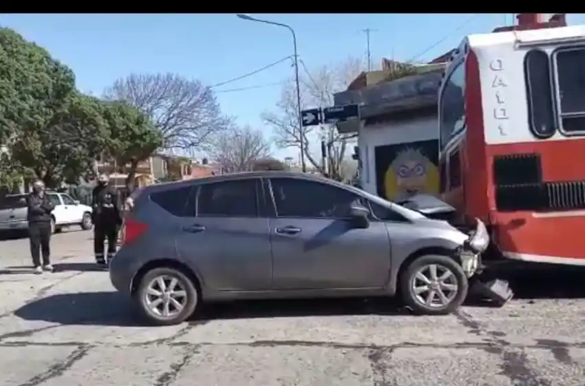 Triple choque en Parque Luro entre una moto, un auto y un colectivo