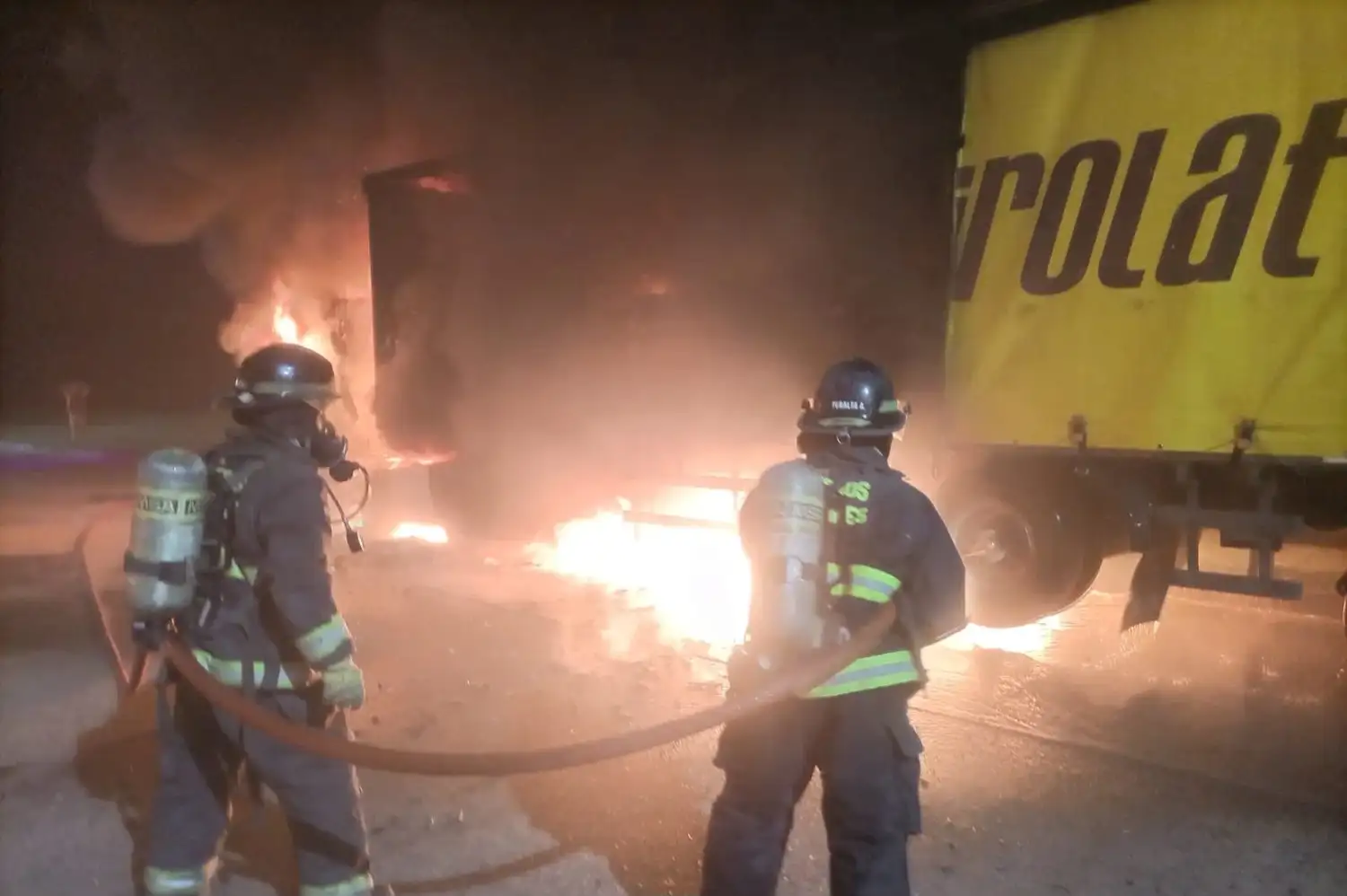 Incendio en una empresa láctea: un camión y su acoplado sufrieron daños totales en Bella Italia - 1