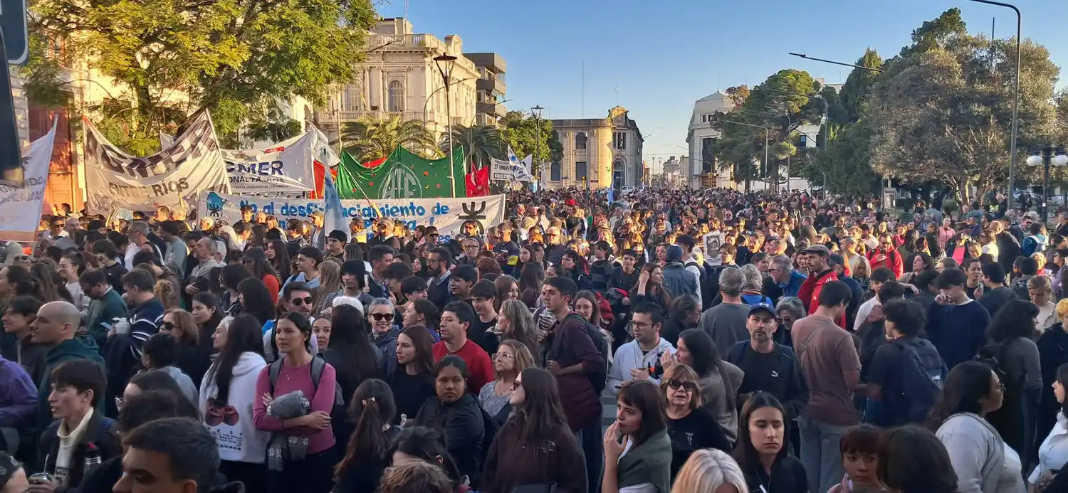 Multitudinaria movilización en Paraná en defensa de las universidades públicas y el financiamiento educativo
