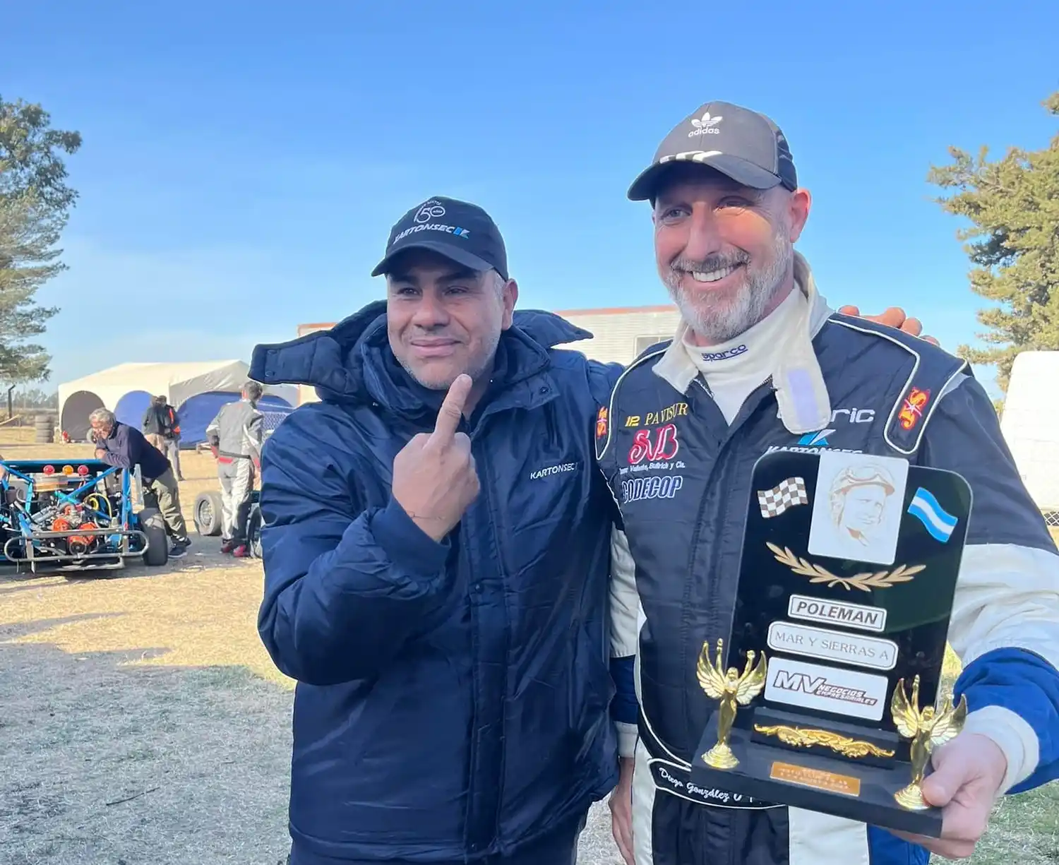 Diego González (Ford) celebra su primer puesto en la clasificación