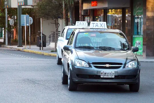 Proyectan cambiar el color de los taxis