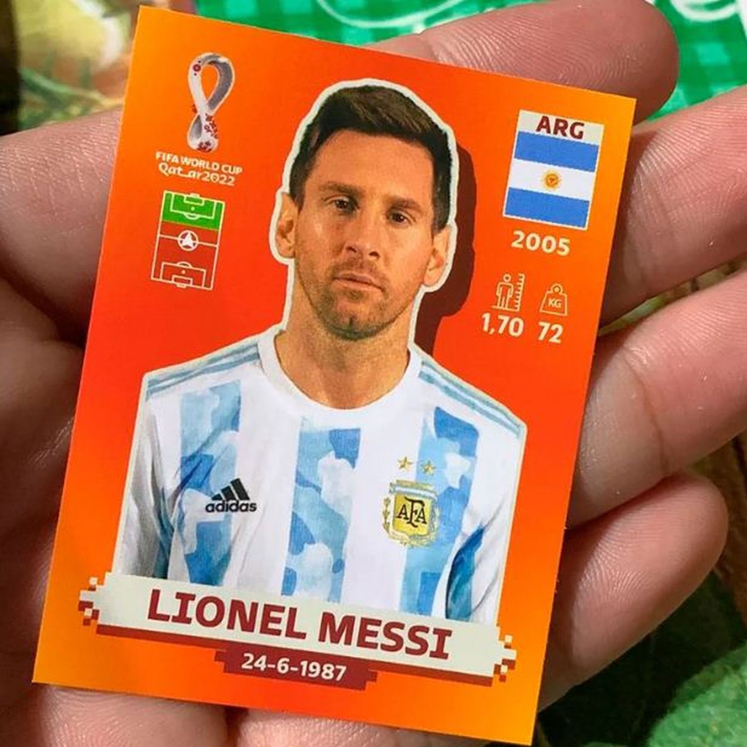 Un argentino mostró que es el primero en el país en llenar el álbum del Mundial de Qatar