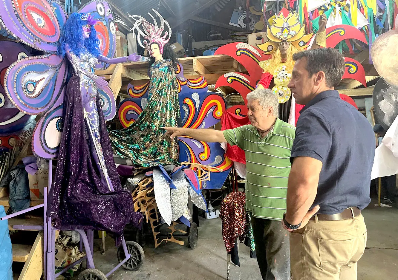 Visita.  El intendente Arturo Rojas visitó el galpón donde se preparan elementos para el Festival