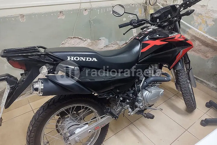Encontraron en una obra en construcción una moto robada pocas horas antes