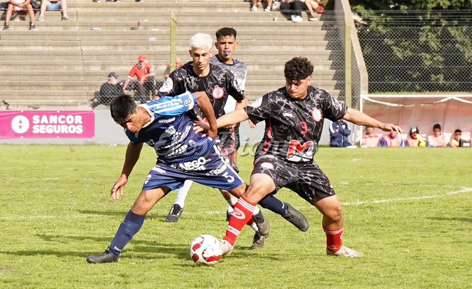 Disputa de balón en la mitad de la cancha. Entre Sergio Deguer (Ministerio) y Lucas Sosa (Huracán)