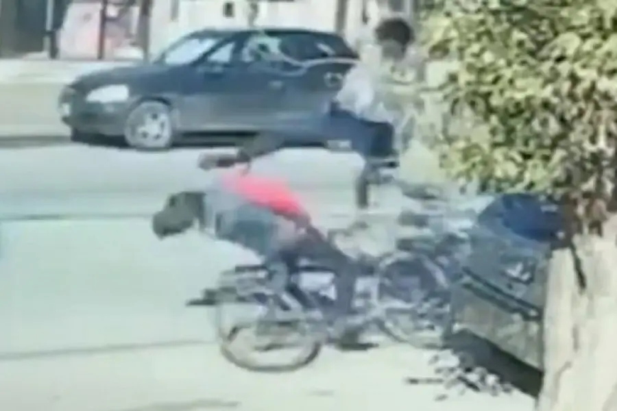 Increíble video: le robó una bicicleta a un jubilado y un vecino lo bajó de una patada voladora
