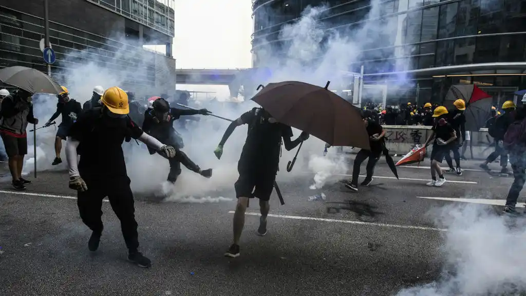 La violencia volvió a las calles de Hong Kong en su duodécimo fin de semana de protestas