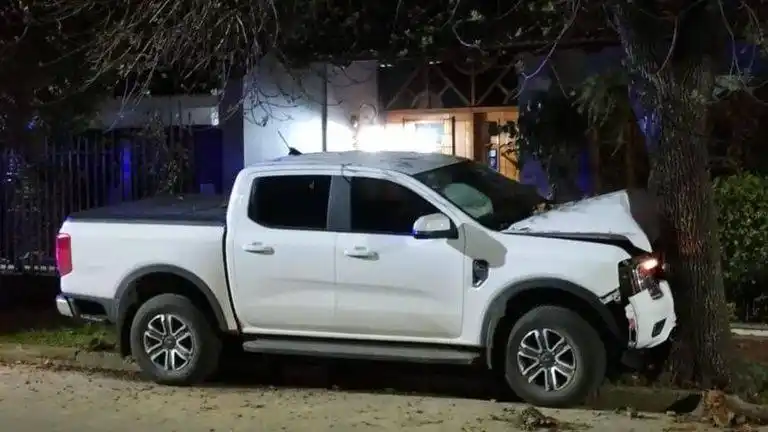 Accidente fatal: un productor agropecuario falleció tras chocar su camioneta contra un árbol