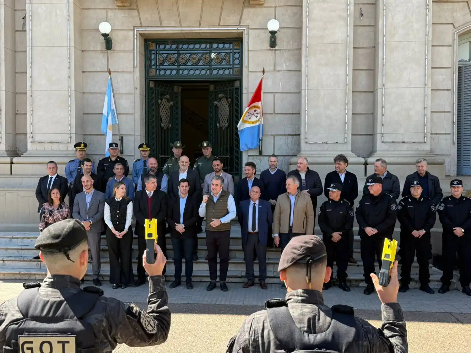 Entrega de pistolas Taser