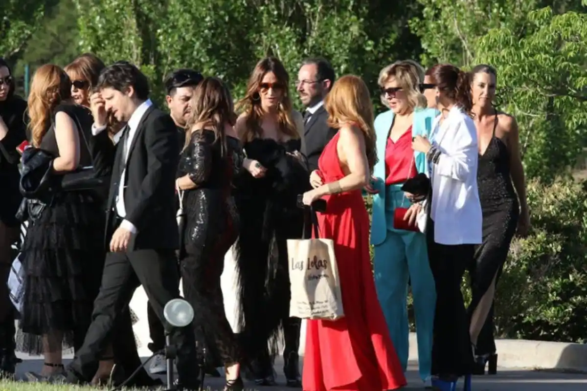 Entre las caras conocidas que engalanaron la ceremonia, se pudo ver a destacadas figuras del mundo del espectáculo, la televisión y la música.