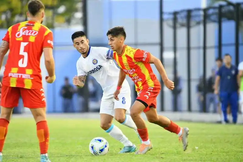 Boca Unidos empató de local
con un polémico arbitraje