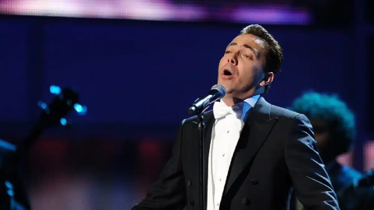 Cristian Castro presenta a su nueva novia