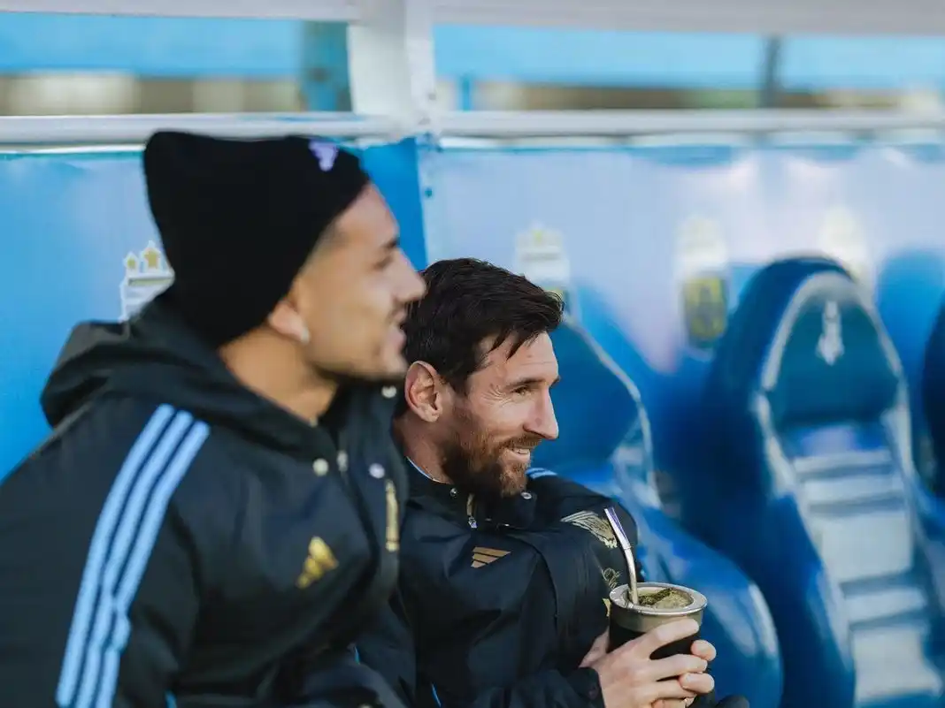 Leandro Paredes y Lionel Messi previo a la practica con la Selección.