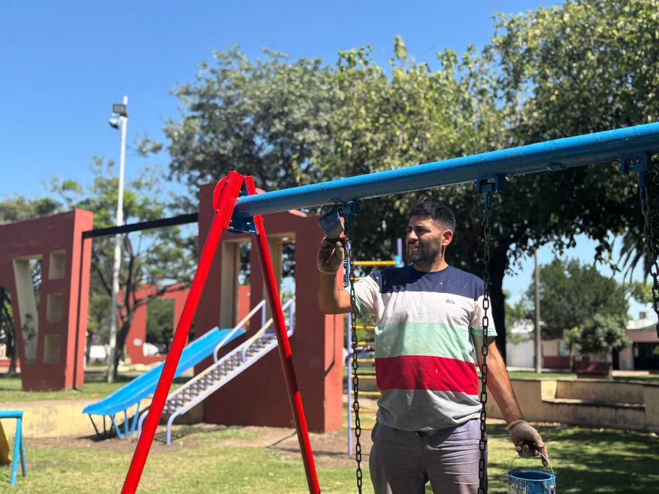 Realizan tareas de mantenimiento en la Plaza Fossano, del barrio 9 de Julio