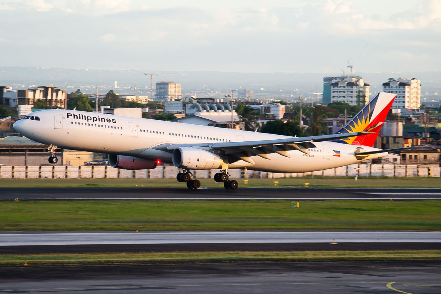 [Fotogalería] Planespotting de fin de tarde en Manila