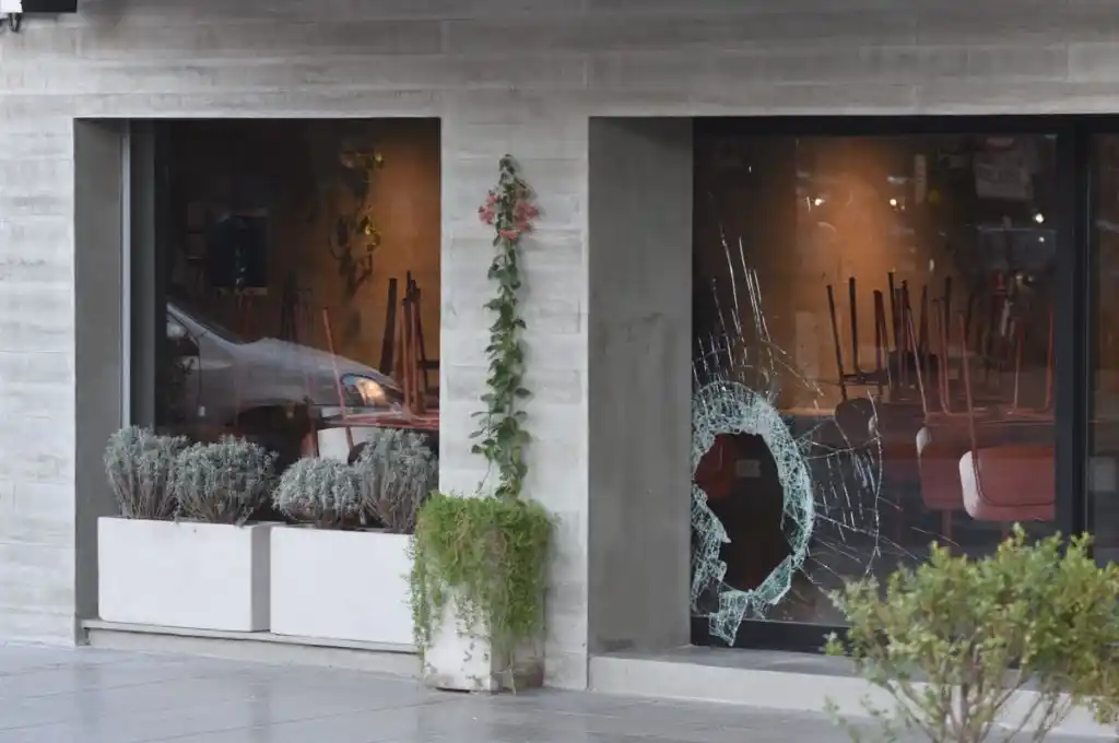 Santa Fe: vandalizaron una pizzería en bulevar Gálvez y Alvear