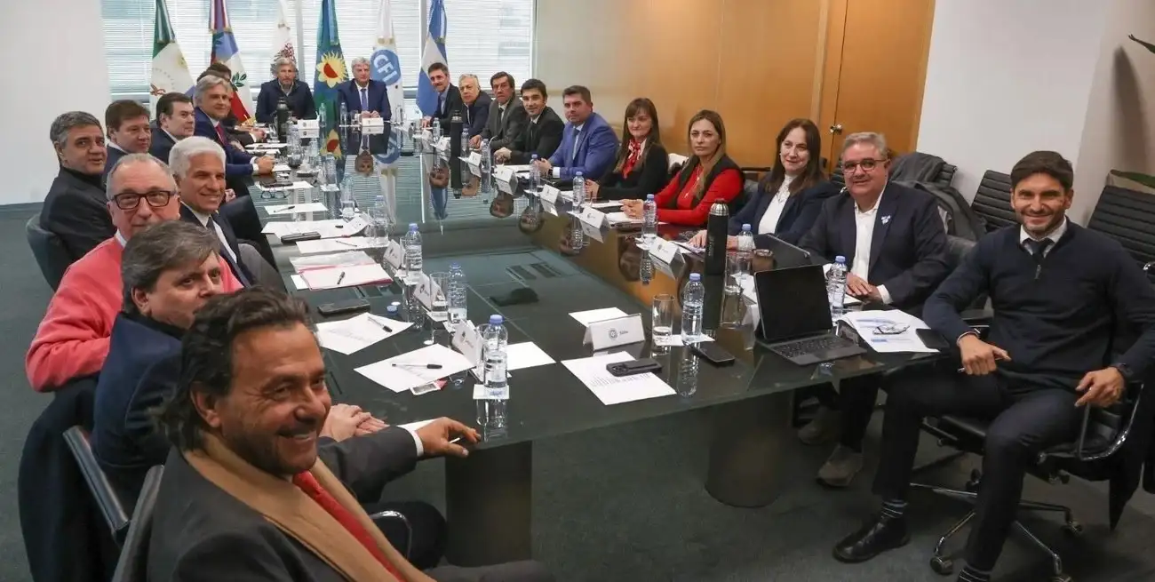 Varios de los mandatarios, entre ellos Pullaro, en el CFI.