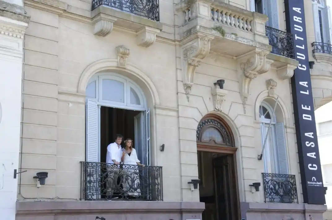 En el emblemático lugar de la Casa de la Cultura se casaron cinco parejas tandilenses 