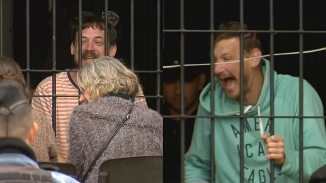 En la visita los familiares se rieron, se mostraron enojados con la prensa y hasta sacaron la lengua. Fotografía: Agencia Noticias Argentinas / Redes