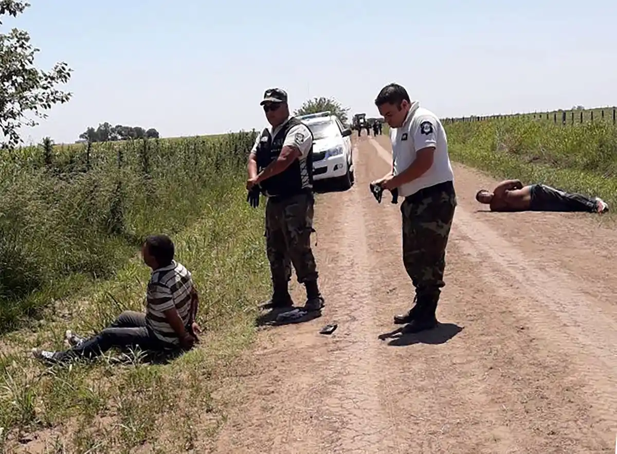Rojas: Detuvieron a dos narcos que buscaban droga arrojada desde una avioneta