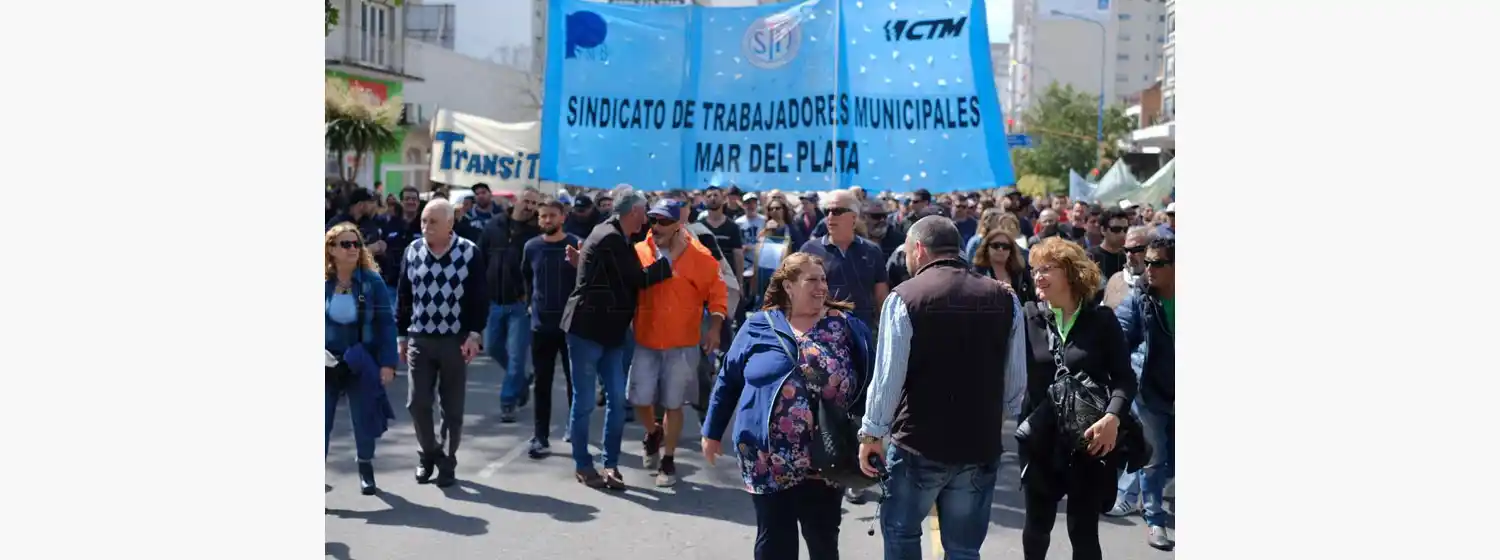 En pleno conflicto, municipales se movilizan al Ministerio de Trabajo