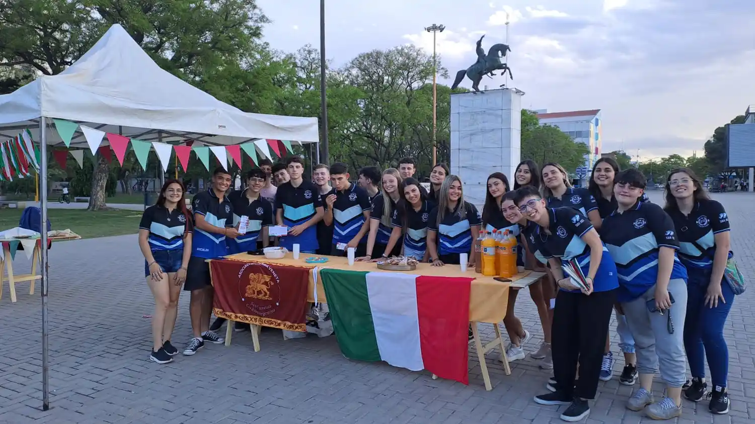 Los jóvenes presentes en el Centro Cívico celebrando la semana de la italianidad