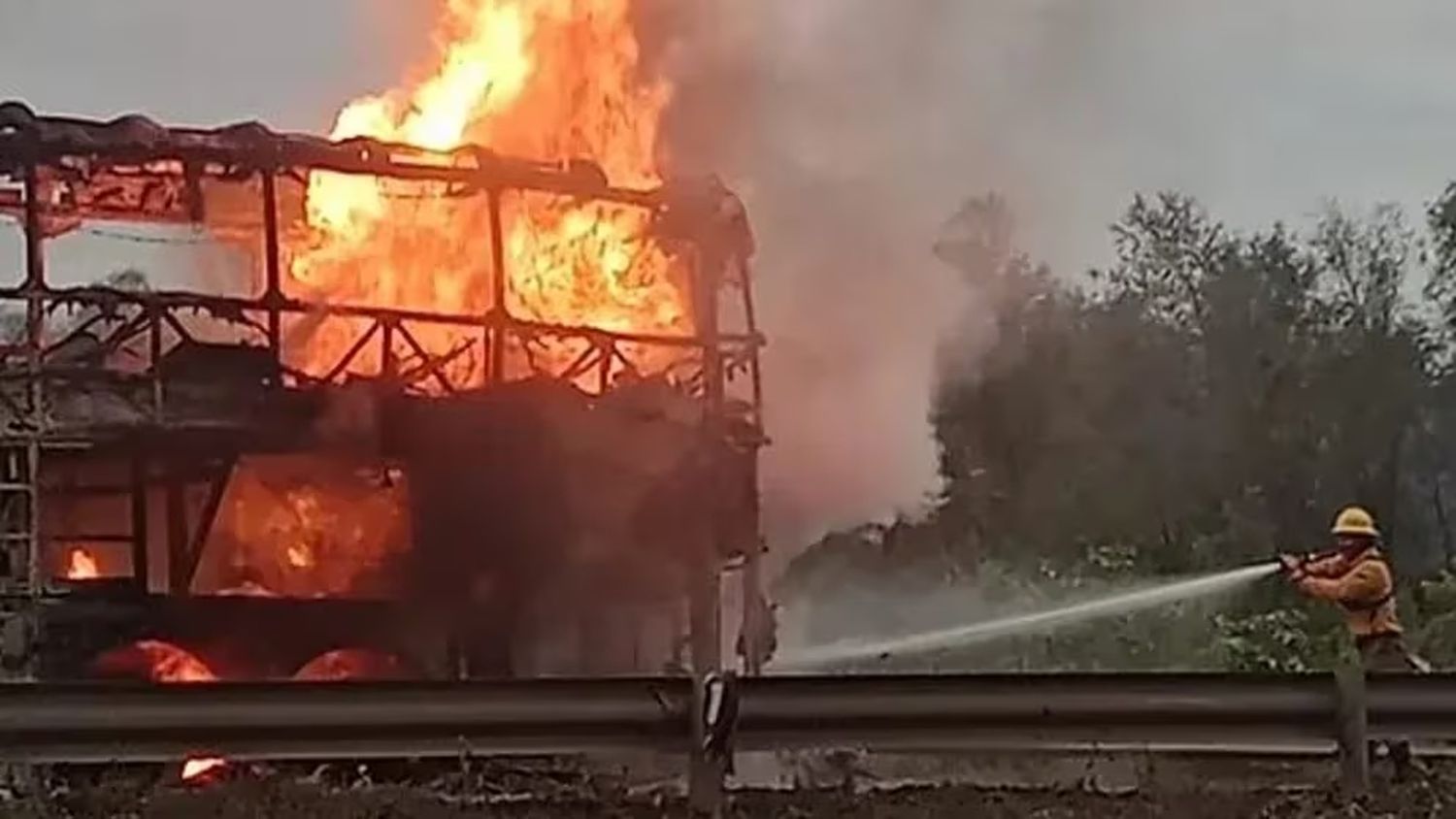 En plena ruta, se incendió un micro en Jujuy lleno de jóvenes que viajaban para participar de un concurso