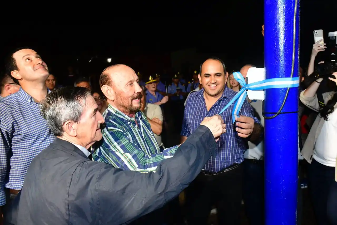 Insfrán inauguró la refacción integral del alumbrado público de la General Belgrano