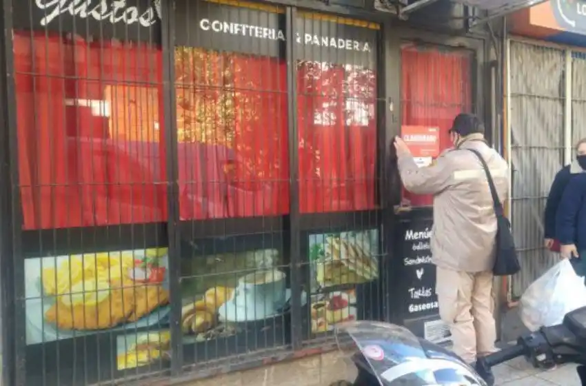 Encontraron a diez personas desayunando en un bar en pleno centro y lo clausuraron