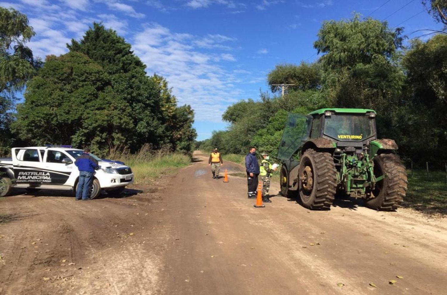 Se realizan controles a los transportes de carga en caminos rurales