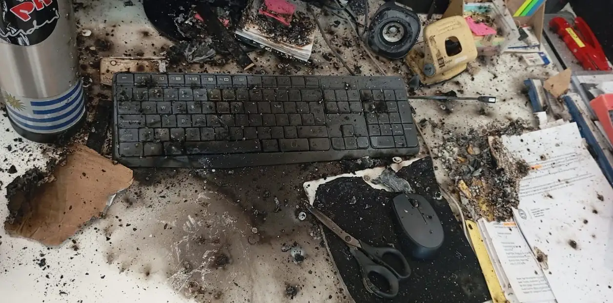 Así quedó el escritorio donde se detonó el paquete enviado al presidente de la Sociedad Rural.
