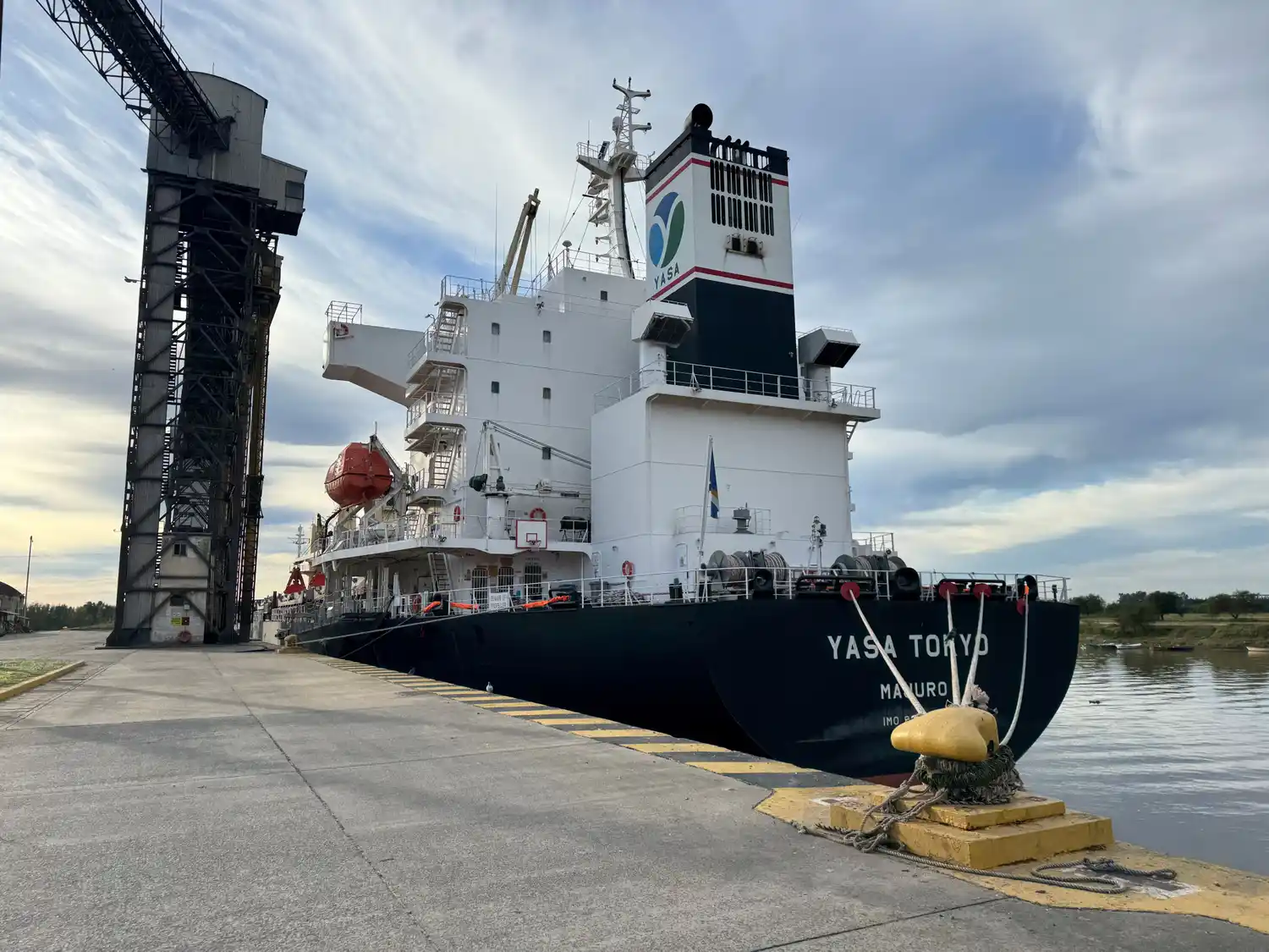 yasa tokyo sigue amarrado en el puerto