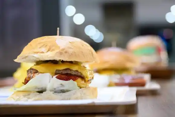 Hamburguesa con queso y nuggets de pollo, demandados por violar orden religiosa ?