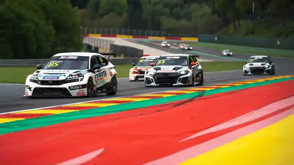Tiago Pernía (85) se lució en Spa-Francorchamps.