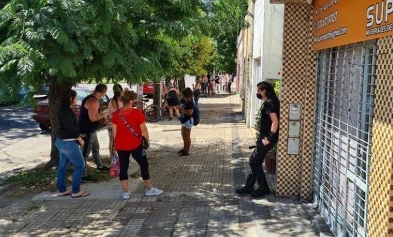 La Plata: Cientos de jóvenes hicieron cola al rayo del sol por un empleo y el negocio que convocó ni siquiera abrió