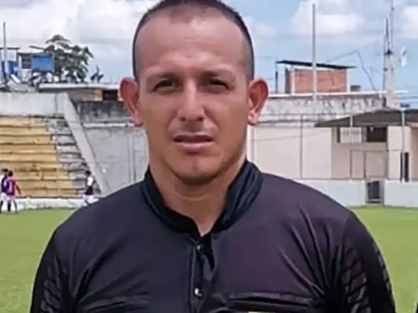 Javier Ortega, el árbitro asesinado en la una cancha del fútbol de ascenso en El Oro, Ecuador. .