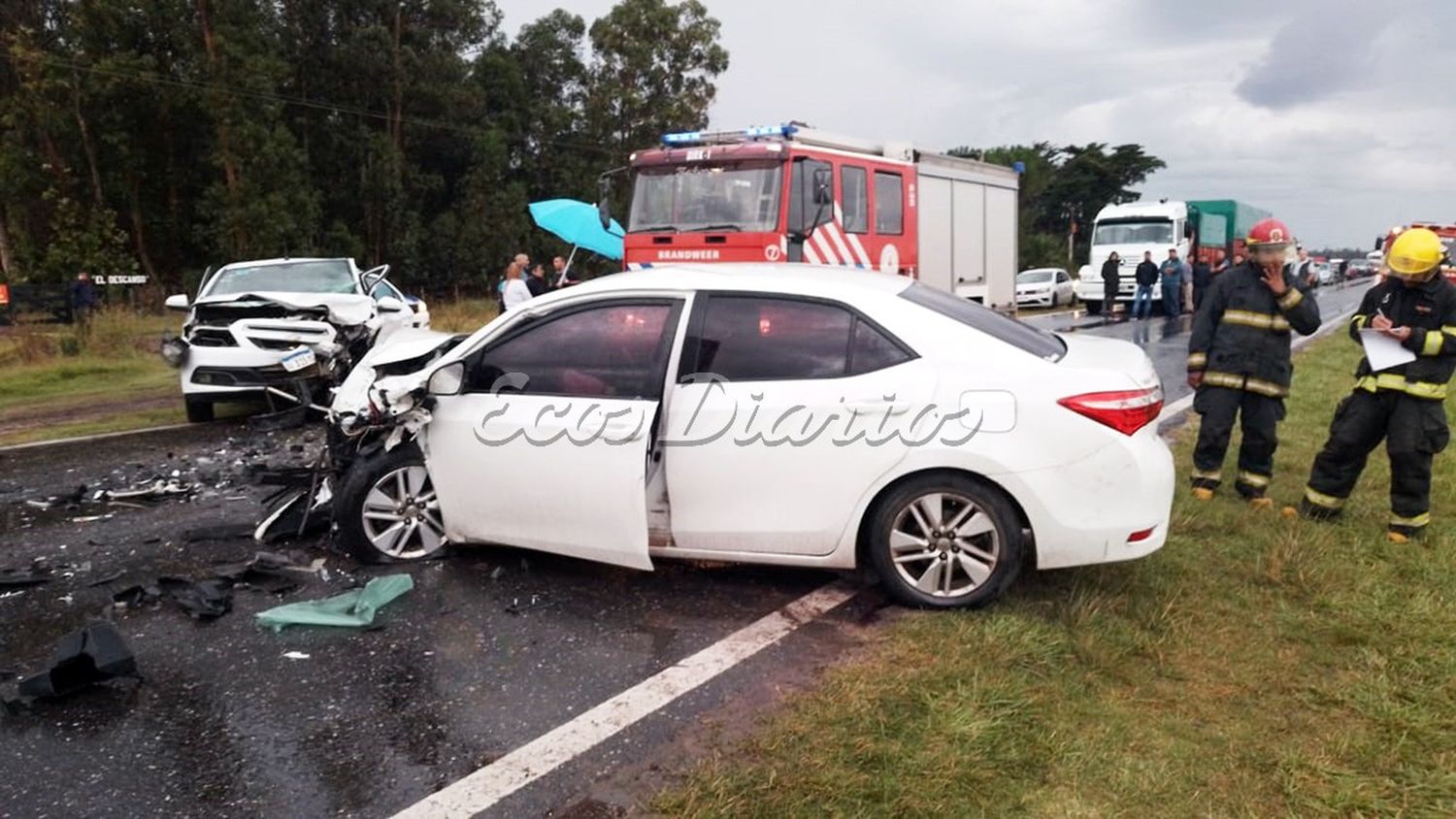 Fuertes daños. Sufrieron el Chevrolet Prisma y el Toyota Corolla que se embistieron