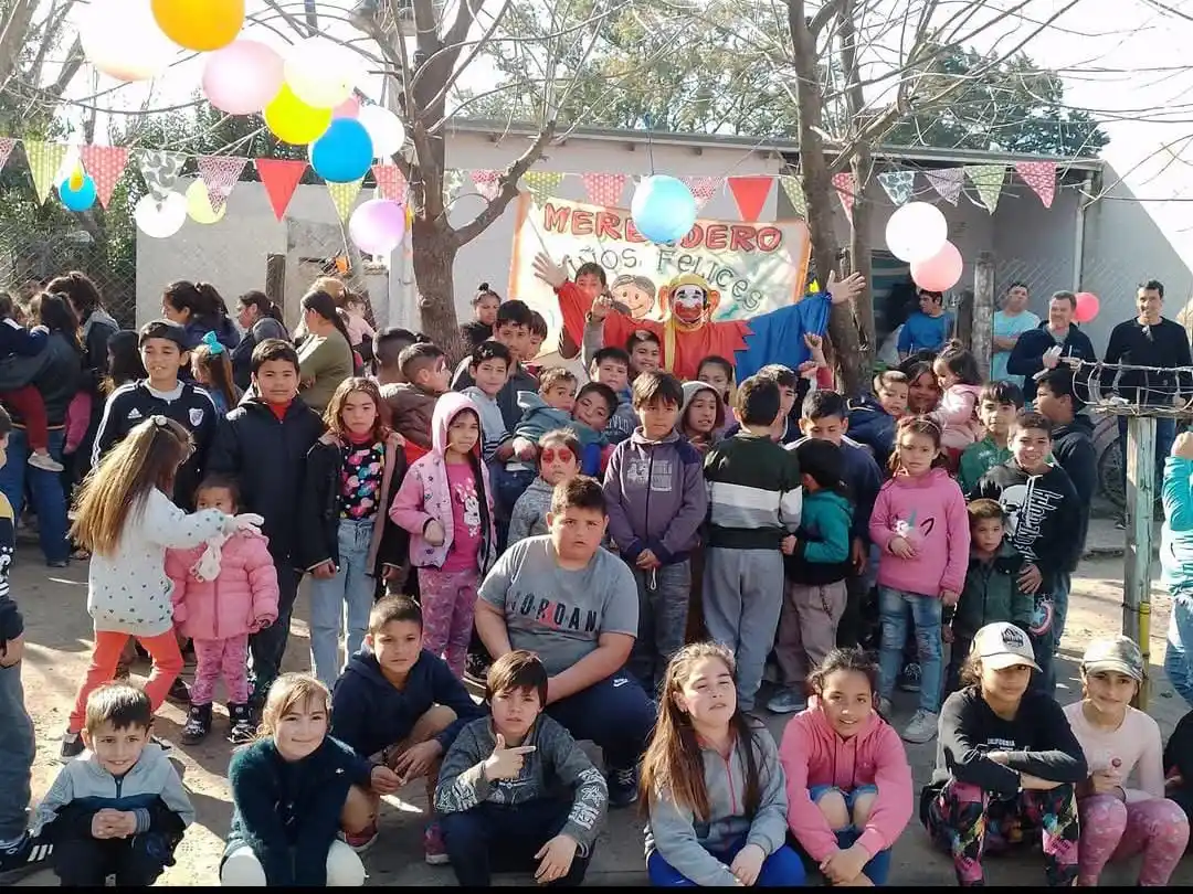 Toda la alegría de los niños para celebrar una nueva jornada en el merendero.