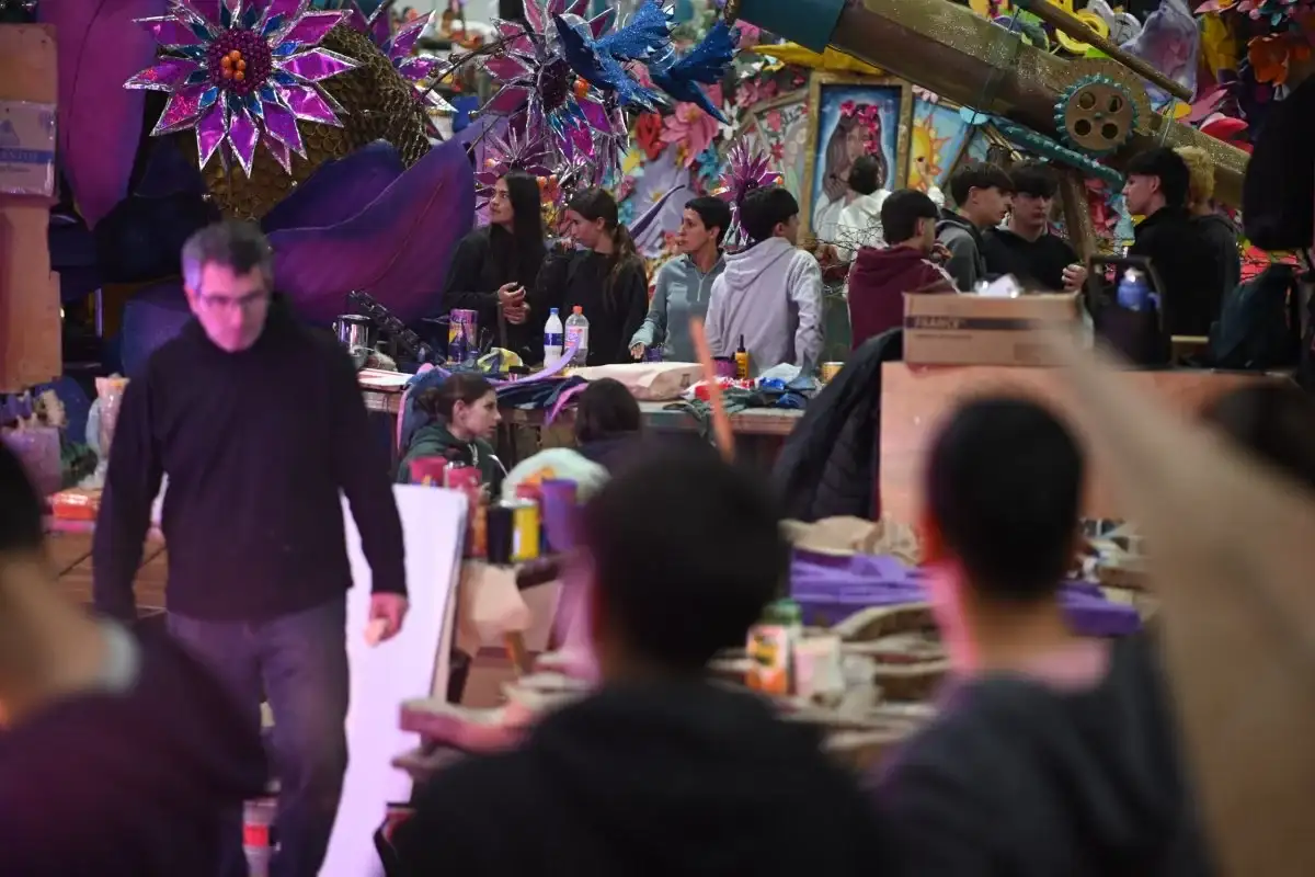 Cuenta regresiva: los estudiantes se preparan para el Desfile de Carrozas de este sábado