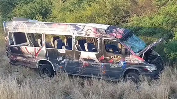 Chocaron en Salta dos combis que llevaban a las bandas de cumbia Red y Green: hay ocho heridos