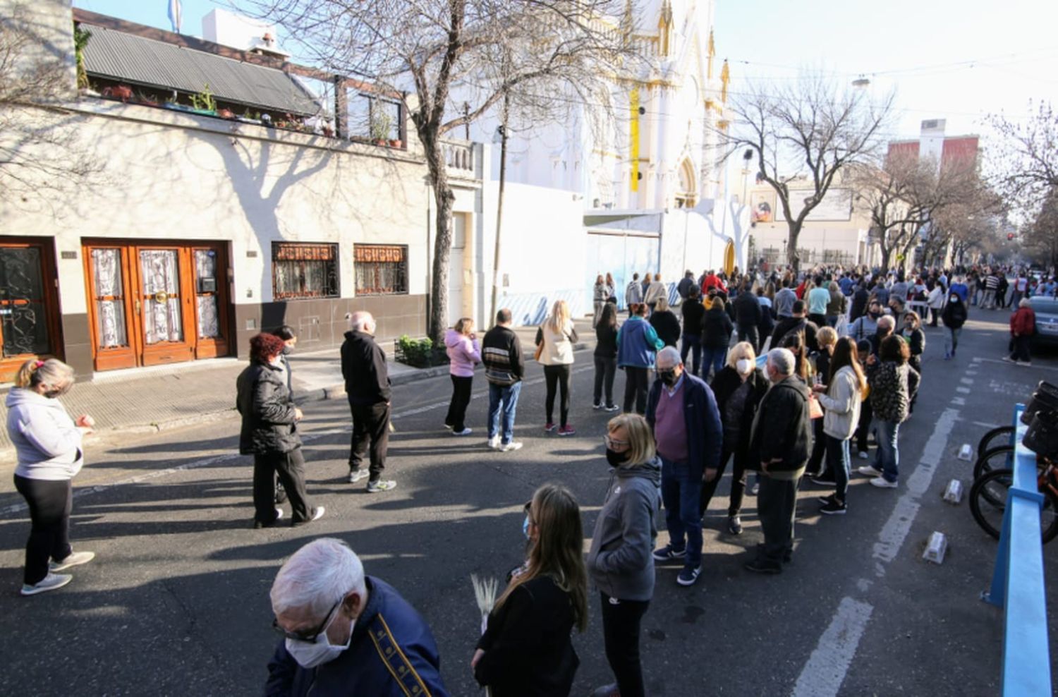 Miles de fieles se congregaron en la iglesia de San Cayetano para pedir y agradecer