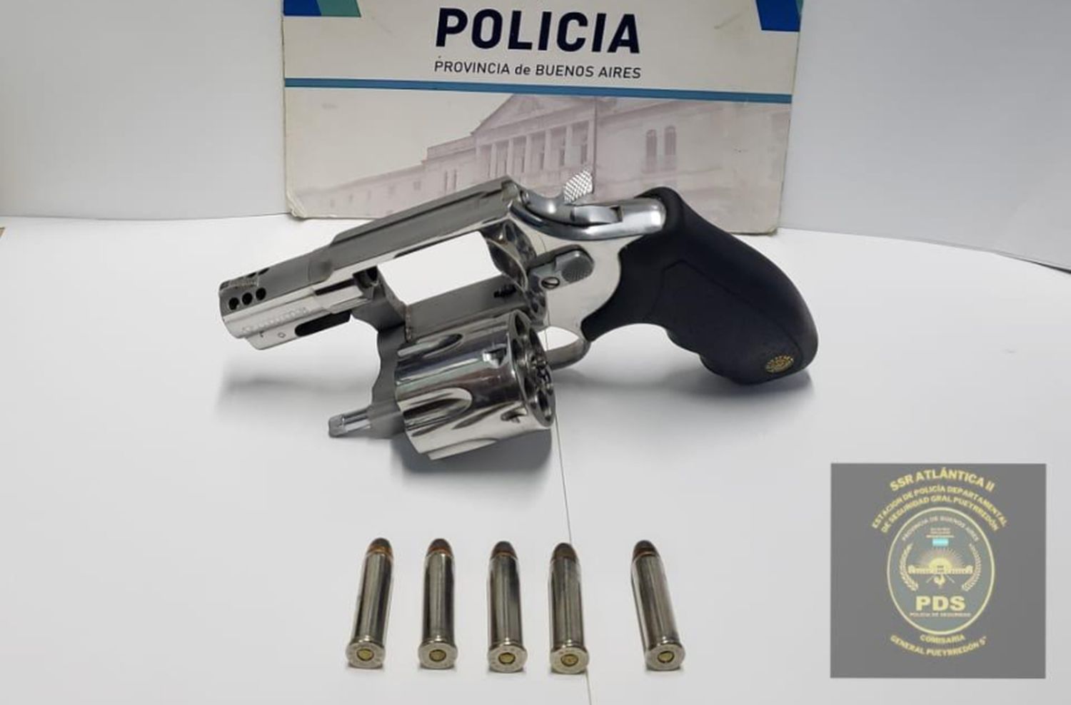 La policía encontró su camioneta robada y terminó con una causa por tener un arma