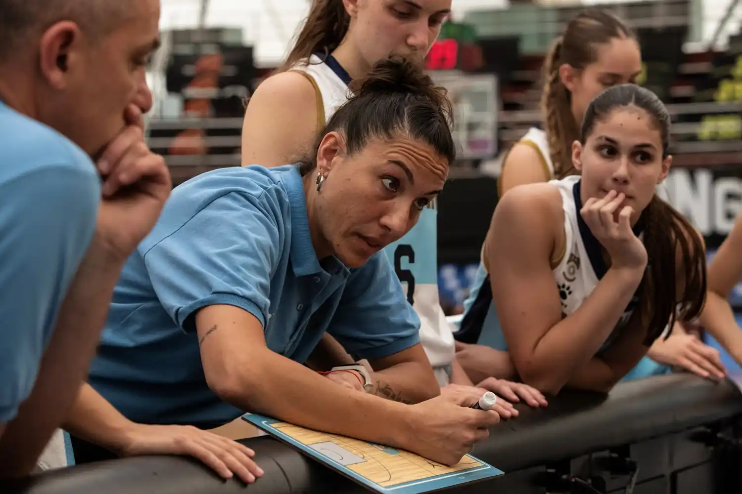 Daiana Di Benedetto dando indicaciones durante un minuto. (Foto: FIBA)