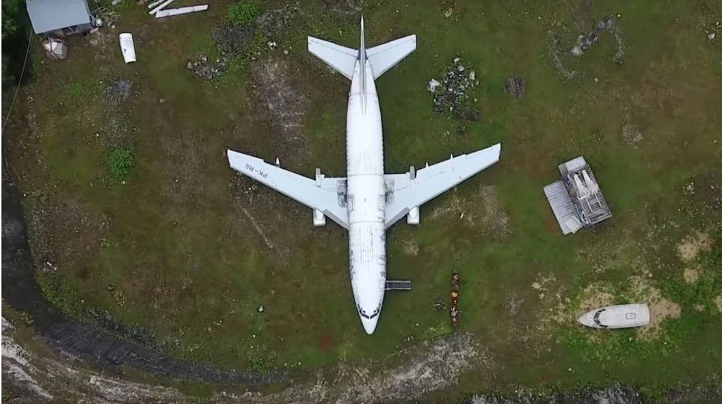 Misterio: hallaron un avión en medio de un campo en Bali