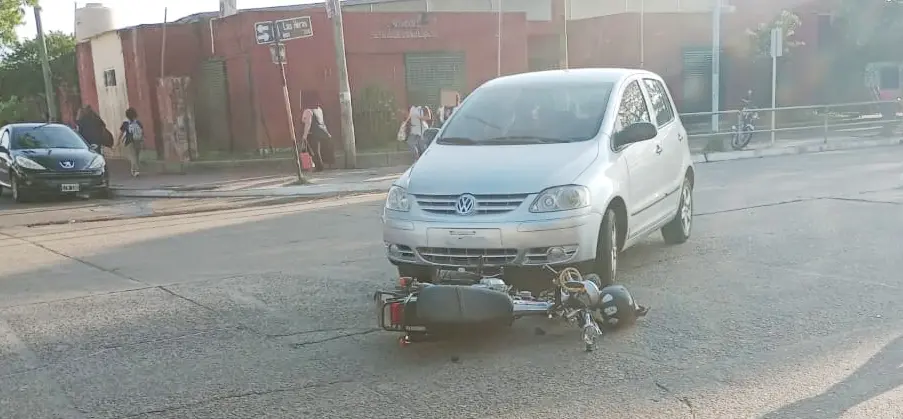 Accidente de tránsito entre un automóvil y una motocicleta