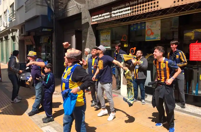 Hinchas de Central apoyaron al plantel fuera del hotel donde concentra el equipo